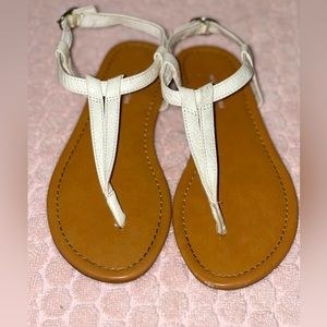 “NORDSTROM” BRAND GIRLS WHITE ANKLE T-STRAP SANDALS WITH BUCKLE, SIZE 1 MEDIUM